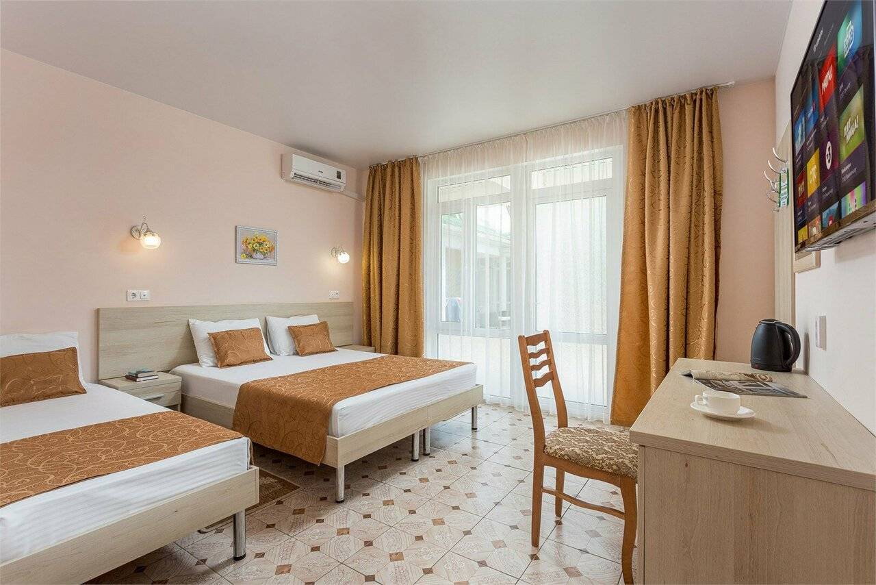 Фотографии номера Трехместный номер «Комфорт» в Гостинице Русич Анапа