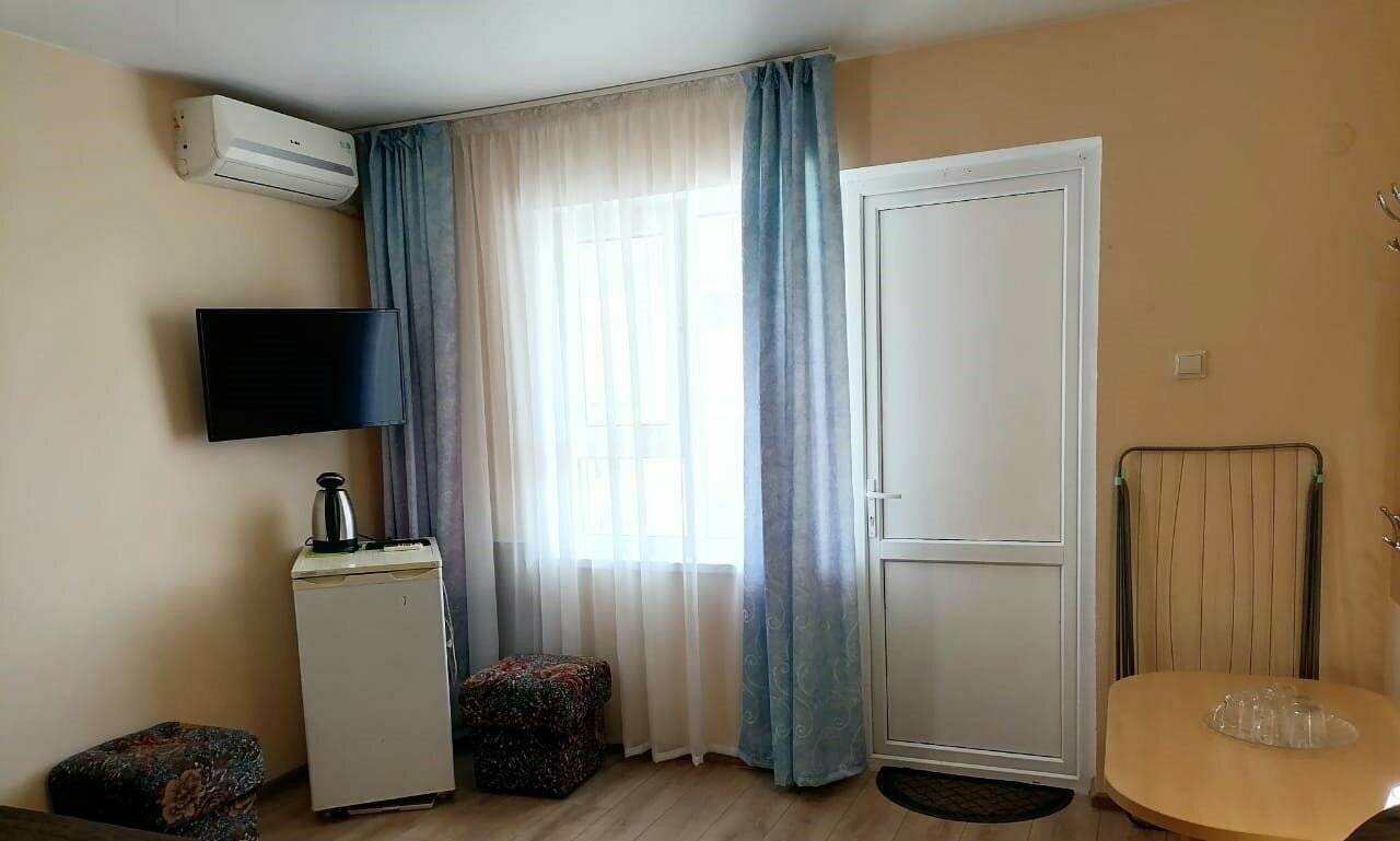 Фотографии номера Двухместный номер с 1 кроватью или 2 отдельными кроватями в Гостинице Русич Анапа