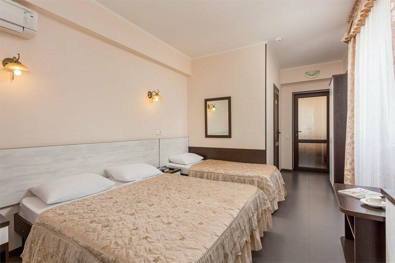 Фотографии номера Трехместный номер с балконом в Гостинице Русич Анапа