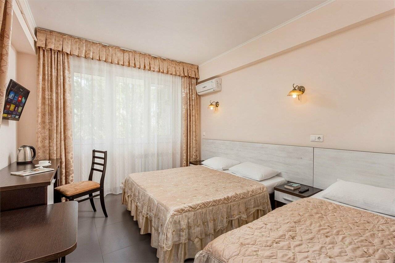 Фотографии номера Трехместный номер с балконом в Гостинице Русич Анапа